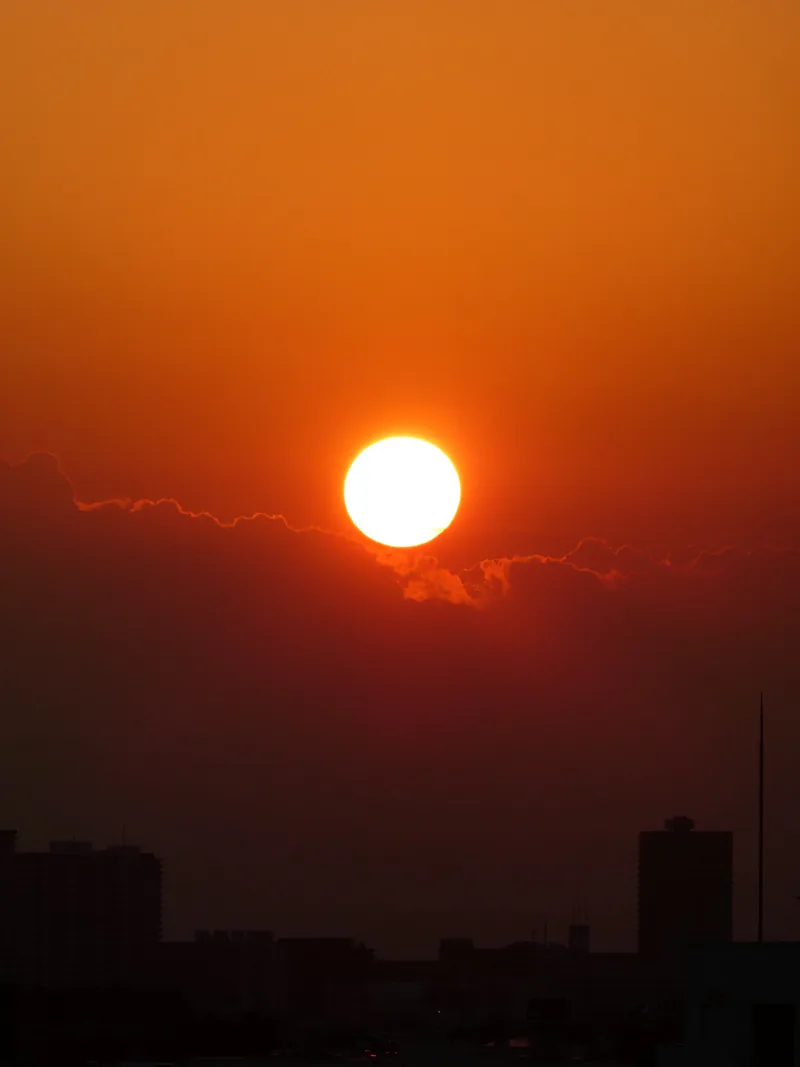 赤く染まる空に浮かぶ大きな夕日