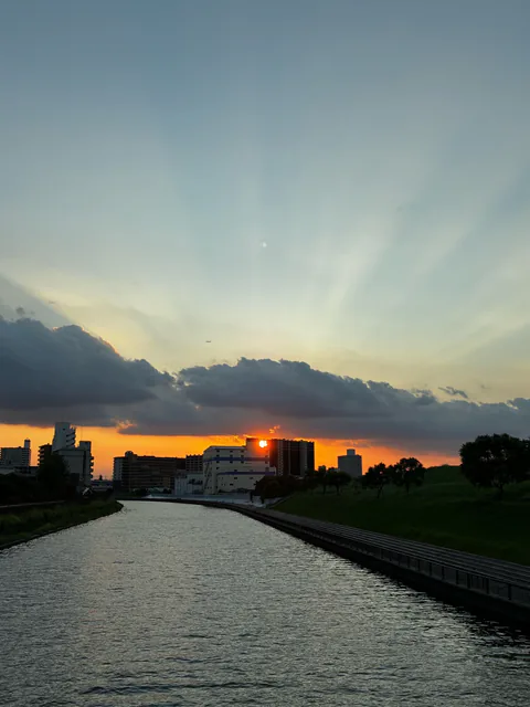 川の向こうに沈む夕日と街の空