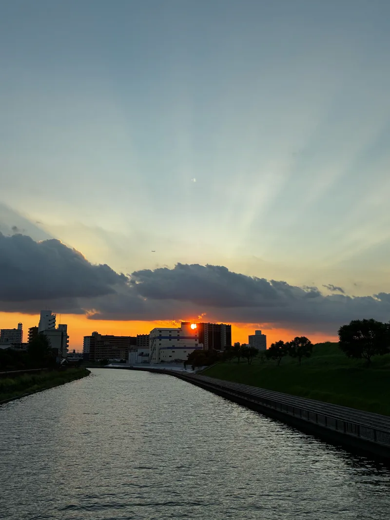 川の向こうに沈む夕日と街の空