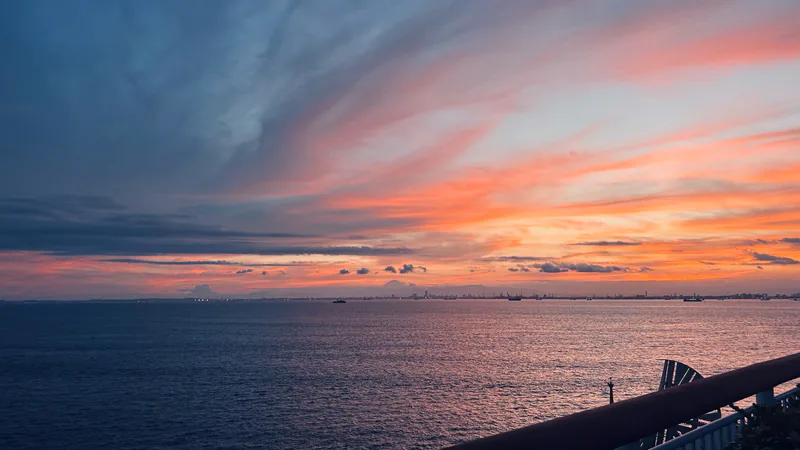 広い海の向こうを染める夕暮れ