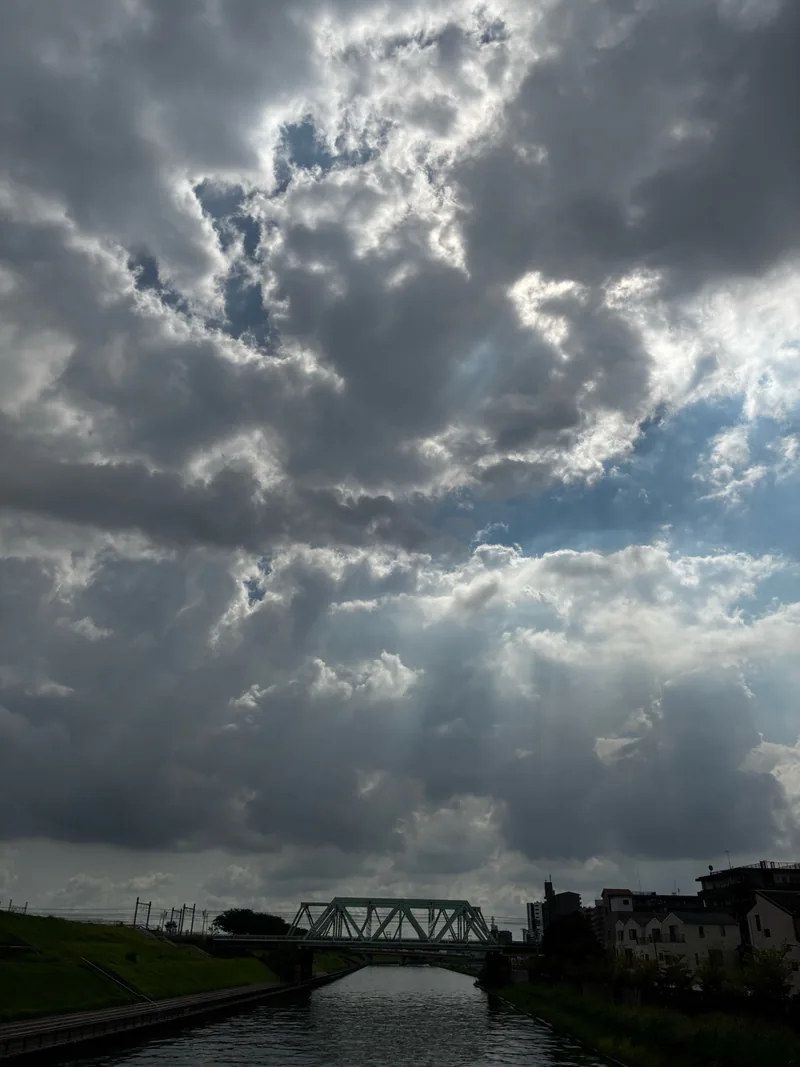 厚い雲の切れ間から光が差す空