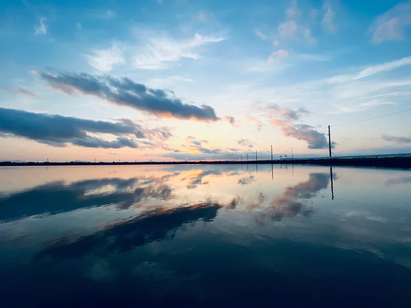 水面に夕空が映る静かな風景