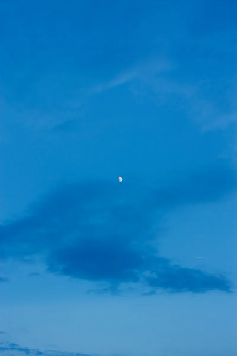 青空に小さな月が浮かぶ空
