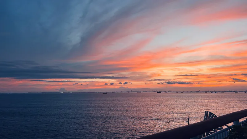 海と空をピンク色に染める夕焼け